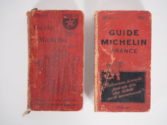 Vente aux enchères MICHELIN. Lot de deux Guides rouges (1927/1932). (Mauvais état).