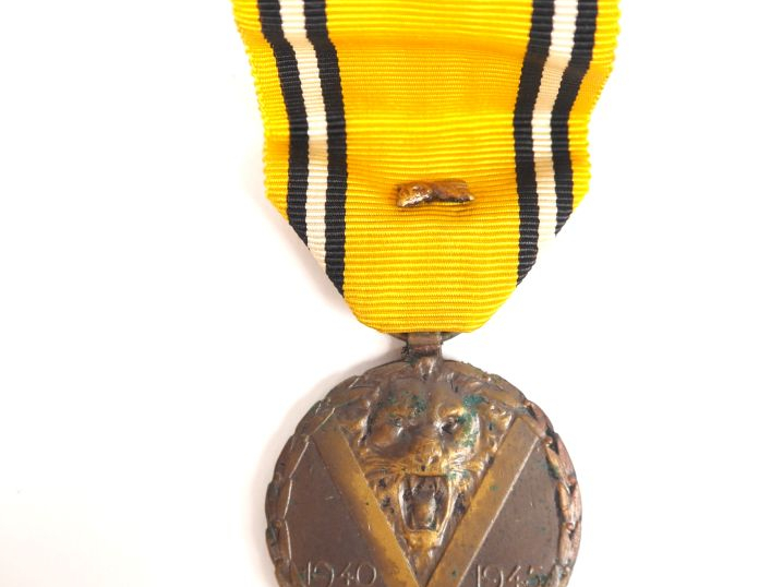 BELGIQUE  -Médaille d’or de l’Ordre de Leopold II. En laiton doré. Rub