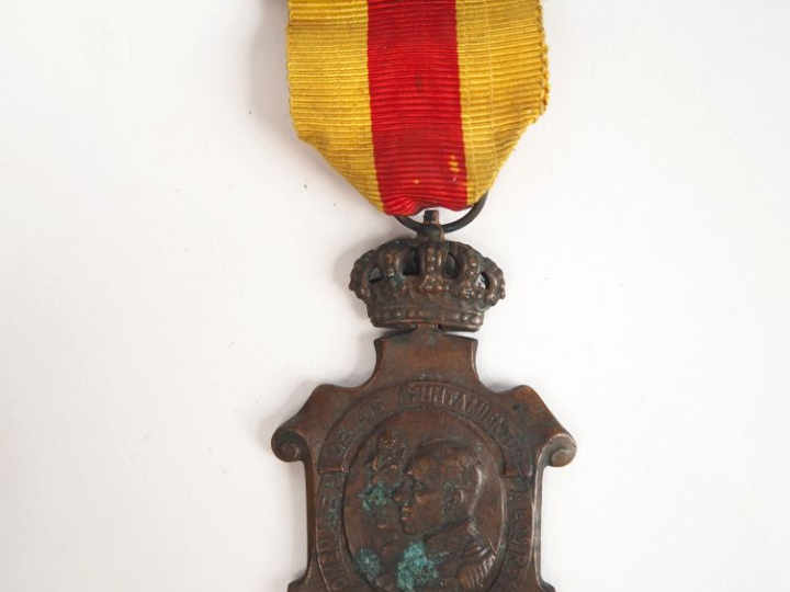BELGIQUE  -Médaille d’or de l’Ordre de Leopold II. En laiton doré. Rub