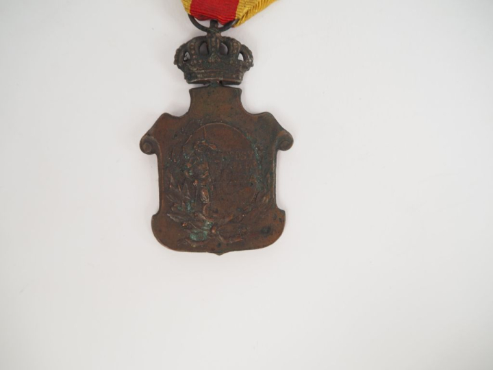 BELGIQUE  -Médaille d’or de l’Ordre de Leopold II. En laiton doré. Rub