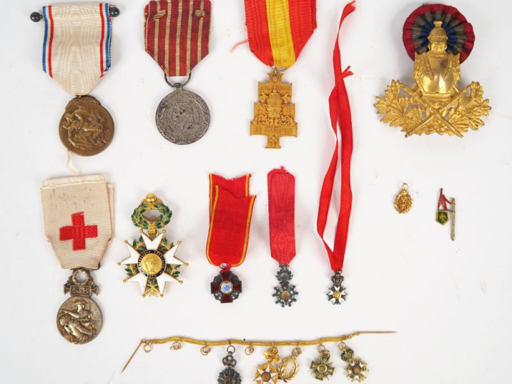 FRANCE Ensemble comprenant :  -Médaille de la Reconnaissance française