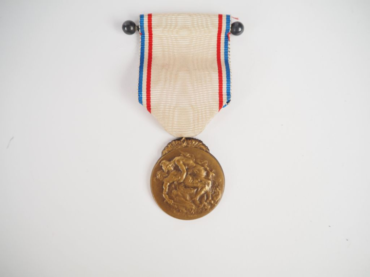 FRANCE Ensemble comprenant :  -Médaille de la Reconnaissance française