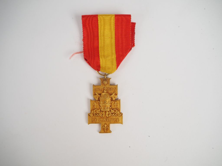 FRANCE Ensemble comprenant :  -Médaille de la Reconnaissance française