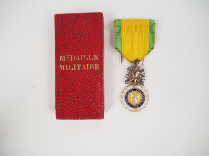 FRANCE  Médaille militaire IIIe République. En argent, vermeil et émai