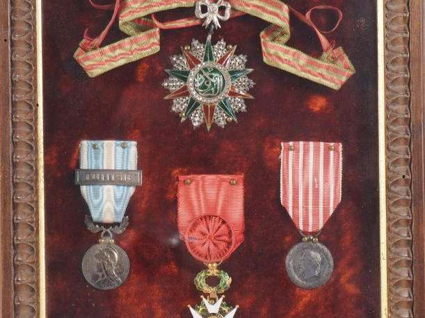 FRANCE - TUNISIE Cadre commémoratif contenant :  -Une étoile de comman