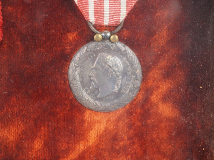 FRANCE - TUNISIE Cadre commémoratif contenant :  -Une étoile de comman