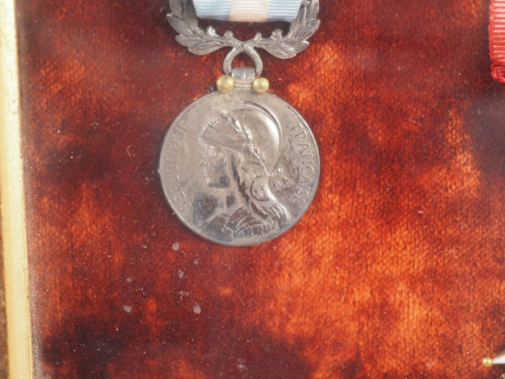 FRANCE - TUNISIE Cadre commémoratif contenant :  -Une étoile de comman