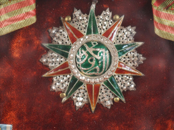 FRANCE - TUNISIE Cadre commémoratif contenant :  -Une étoile de comman