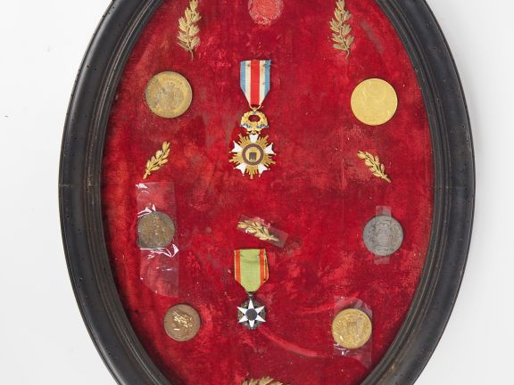 Cadre de récompenses contenant quatorze éléments dont palmes, médaille