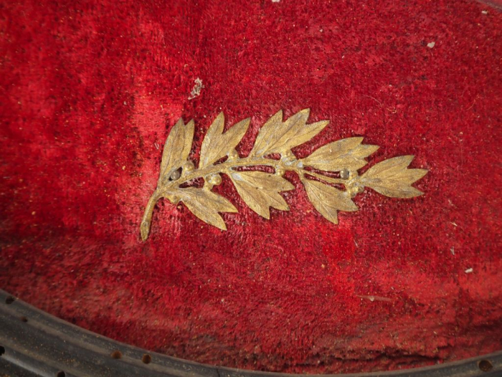 Cadre de récompenses contenant quatorze éléments dont palmes, médaille