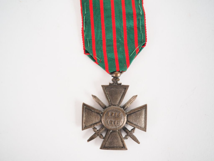 FRANCE  Croix de guerre 1914-1918.  En bronze argenté, de fonte frustr