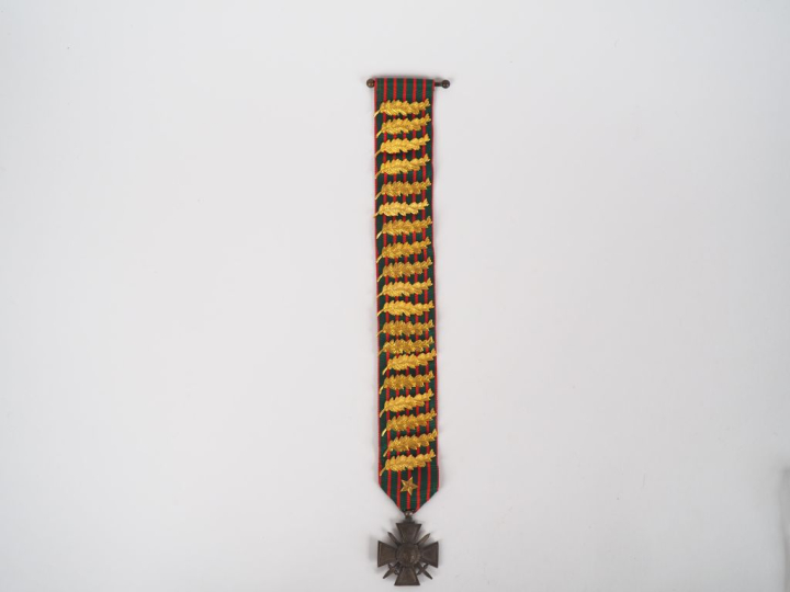 FRANCE  Croix de guerre 1914-1918.  En bronze argenté, de fonte frustr