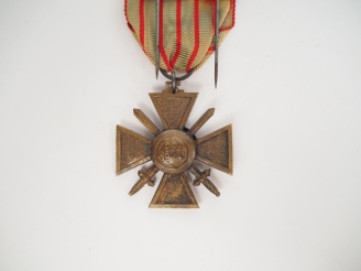 Vente aux enchères FRANCE  Croix de guerre 1939-1940. En bronze. Ruban insolé.  TTB.
