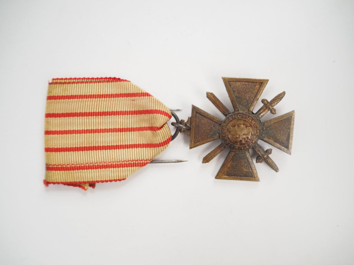 FRANCE  Croix de guerre 1939-1940. En bronze. Ruban insolé.  TTB.