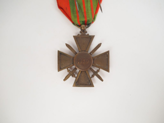 Vente aux enchères FRANCE  Croix de guerre 1939. En bronze. Ruban avec deux petites étoil