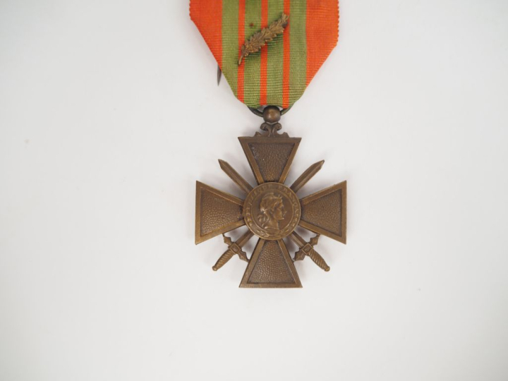 FRANCE  Croix de guerre 1939. En bronze. Ruban avec deux petites étoil