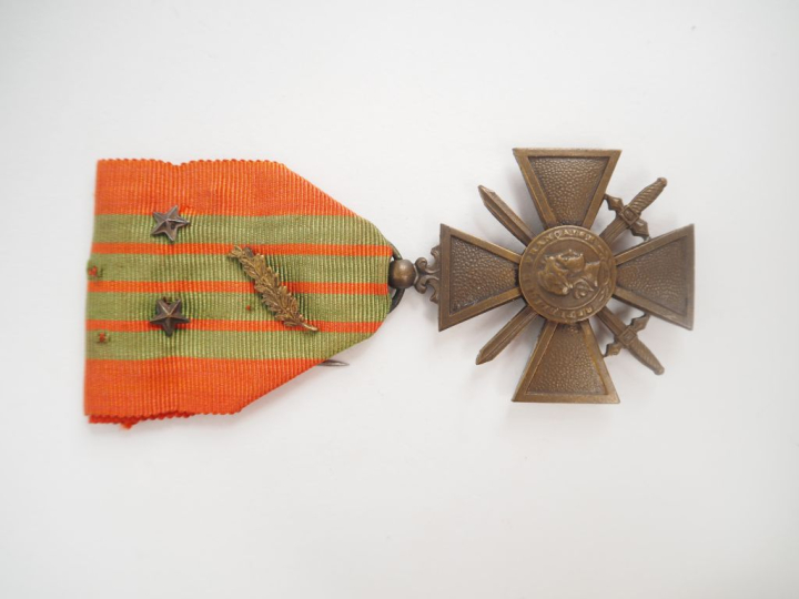 FRANCE  Croix de guerre 1939. En bronze. Ruban avec deux petites étoil