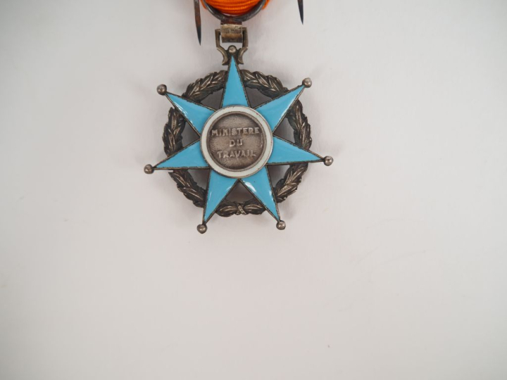 FRANCE  -ORDRE DU MERITE SOCIAL  Etoile de chevalier en métal argenté 