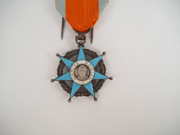 FRANCE  -ORDRE DU MERITE SOCIAL  Etoile de chevalier en métal argenté 
