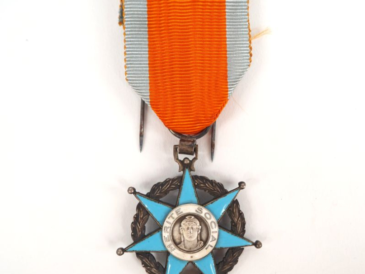 FRANCE  -ORDRE DU MERITE SOCIAL  Etoile de chevalier en métal argenté 