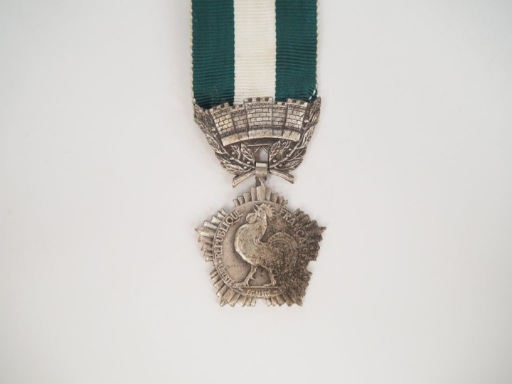 FRANCE  -ORDRE DU MERITE SOCIAL  Etoile de chevalier en métal argenté 