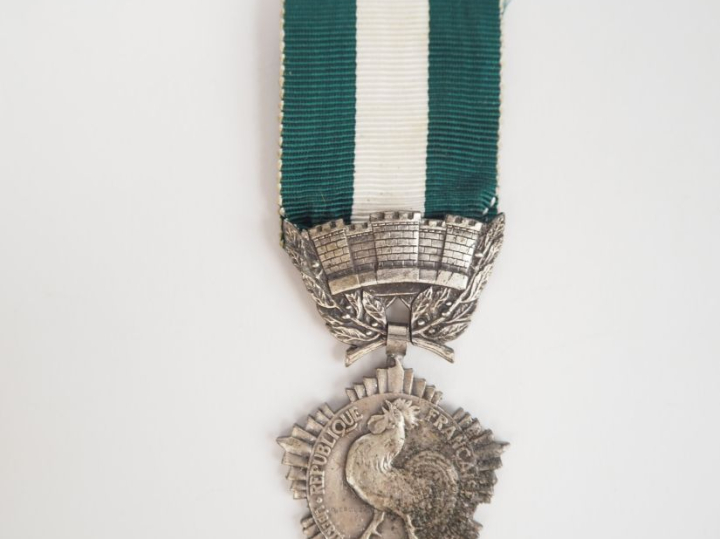 FRANCE  -ORDRE DU MERITE SOCIAL  Etoile de chevalier en métal argenté 