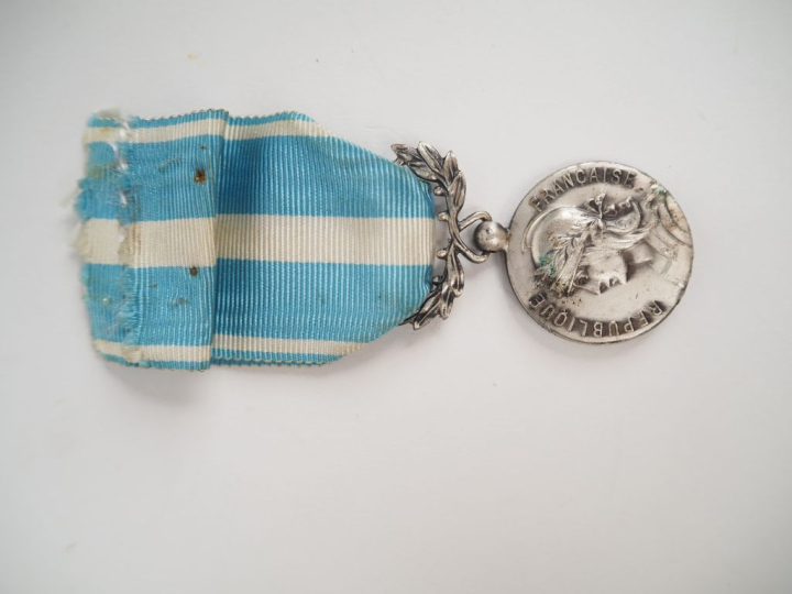 FRANCE  -ORDRE DU MERITE SOCIAL  Etoile de chevalier en métal argenté 