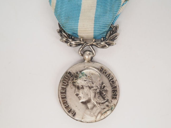 FRANCE  -ORDRE DU MERITE SOCIAL  Etoile de chevalier en métal argenté 