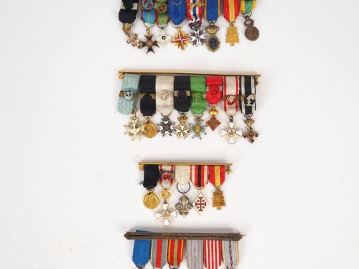 Réunion de quatre portées de miniatures soit 27 miniatures au total, c