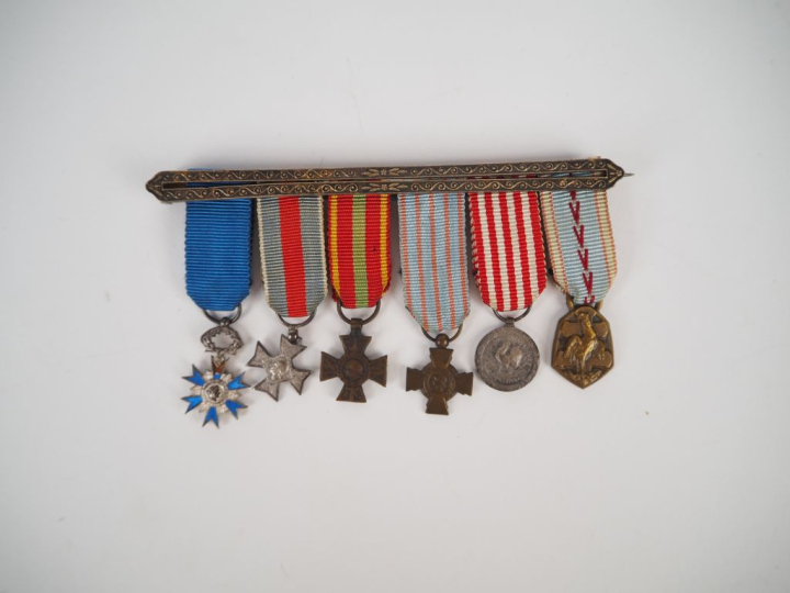 Réunion de quatre portées de miniatures soit 27 miniatures au total, c