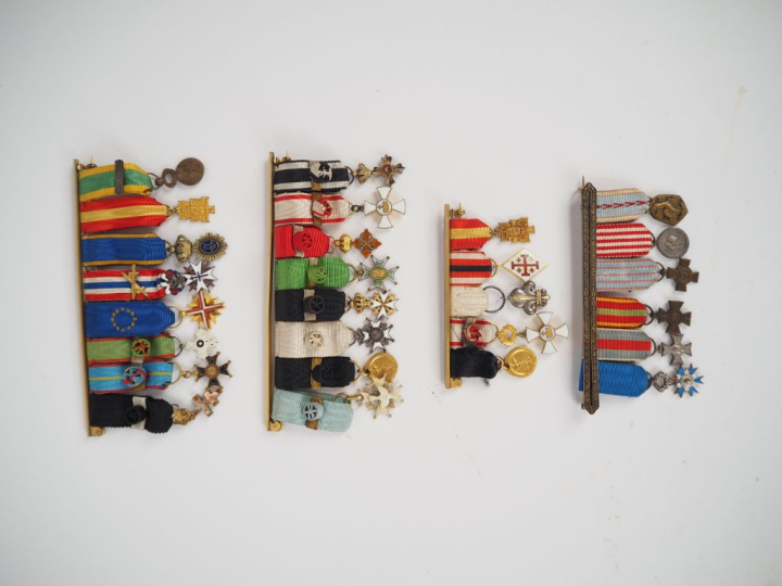 Réunion de quatre portées de miniatures soit 27 miniatures au total, c