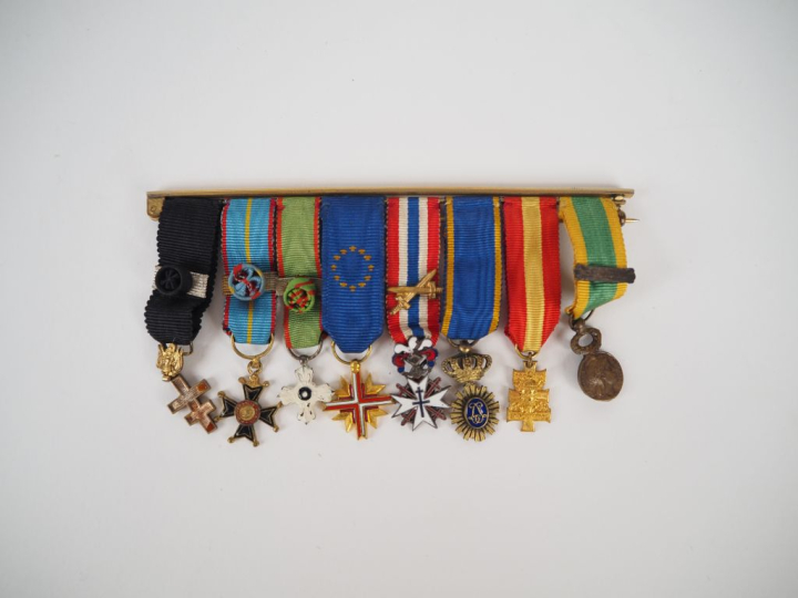 Réunion de quatre portées de miniatures soit 27 miniatures au total, c