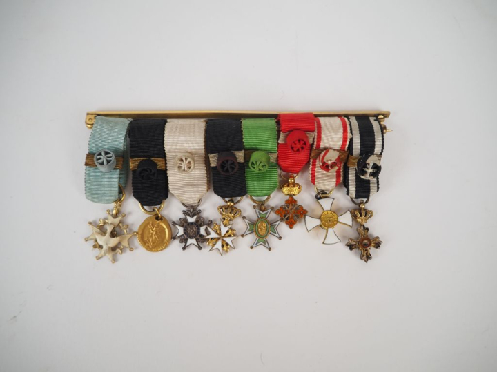 Réunion de quatre portées de miniatures soit 27 miniatures au total, c