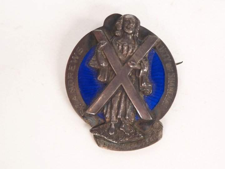 Insigne de la St Andrew Society of Shanghai.  En argent, à fond émaill