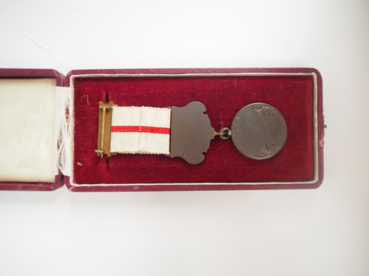 EMPIRE OTTOMAN  Médaille de bronze du Croissant rouge.  En bronze et é