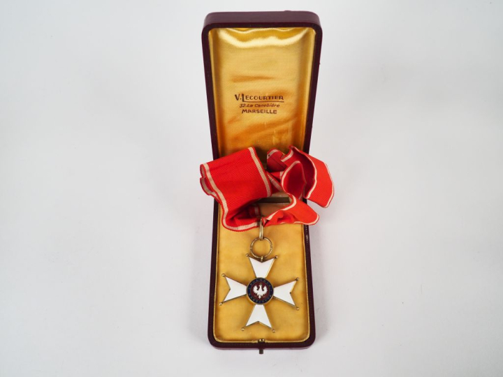 POLOGNE  ORDRE DE POLONIA RESTITUTA  Croix de commandeur en bronze dor