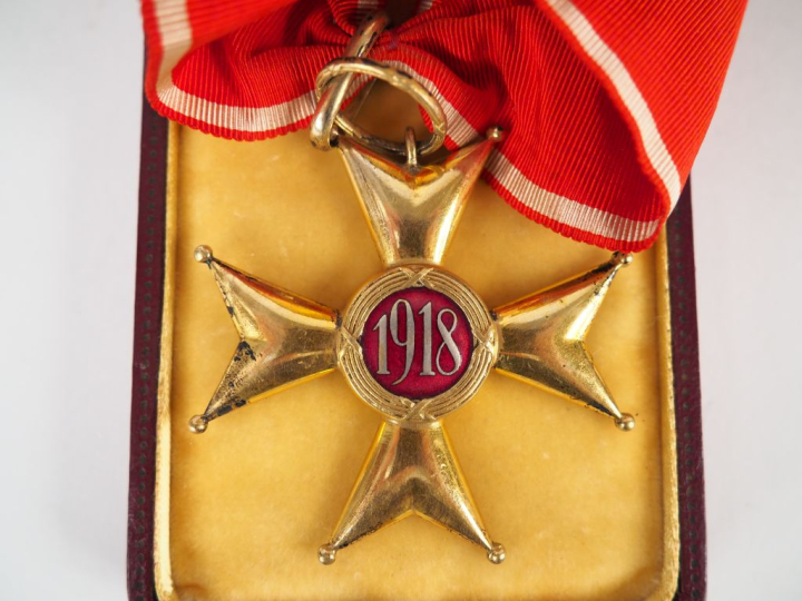 POLOGNE  ORDRE DE POLONIA RESTITUTA  Croix de commandeur en bronze dor