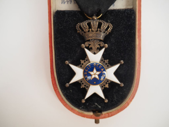 SUEDE  ORDRE DE L’ETOILE POLAIRE.  Croix de chevalier en vermeil et ém