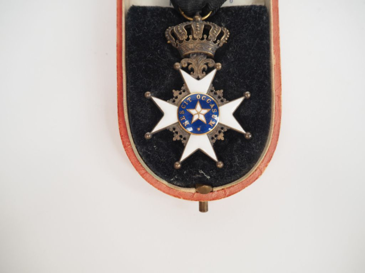 SUEDE  ORDRE DE L’ETOILE POLAIRE.  Croix de chevalier en vermeil et ém