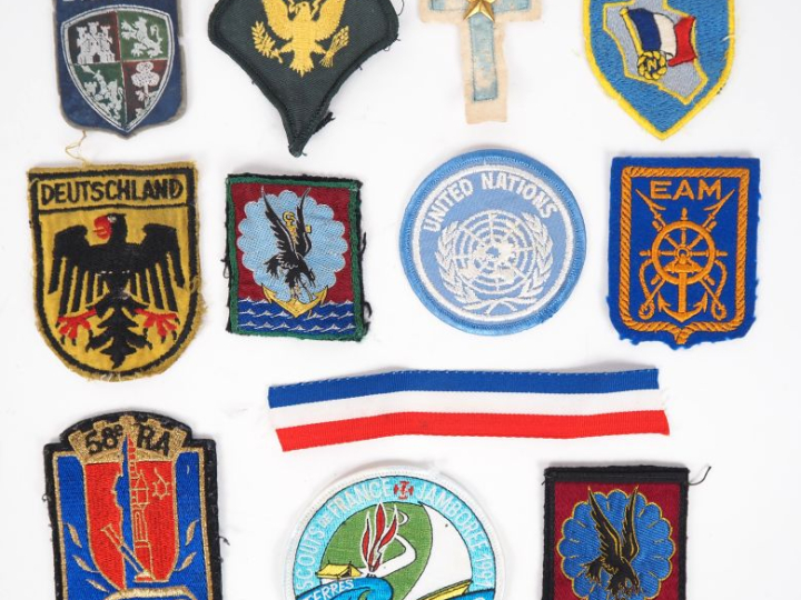 Lot d’insignes français tissu époque après-guerre.