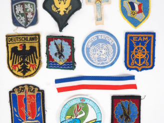 Vente aux enchères Lot d’insignes français tissu époque après-guerre.