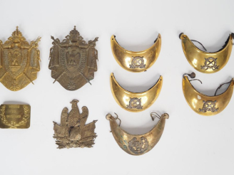Vente aux enchères Ensemble de cuivreries comprenant :  -Deux plaques de sabretache de la