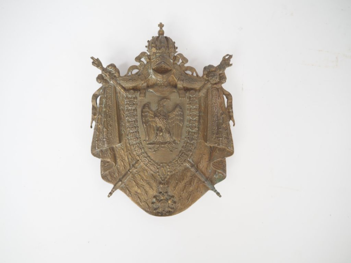 Ensemble de cuivreries comprenant :  -Deux plaques de sabretache de la