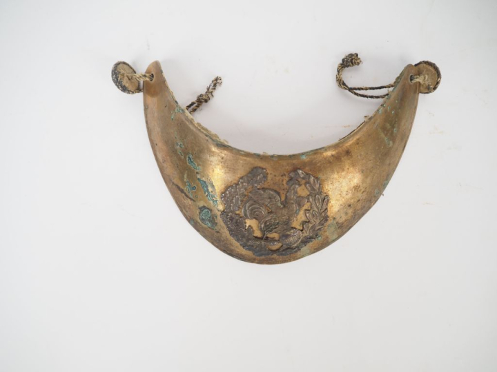 Ensemble de cuivreries comprenant :  -Deux plaques de sabretache de la