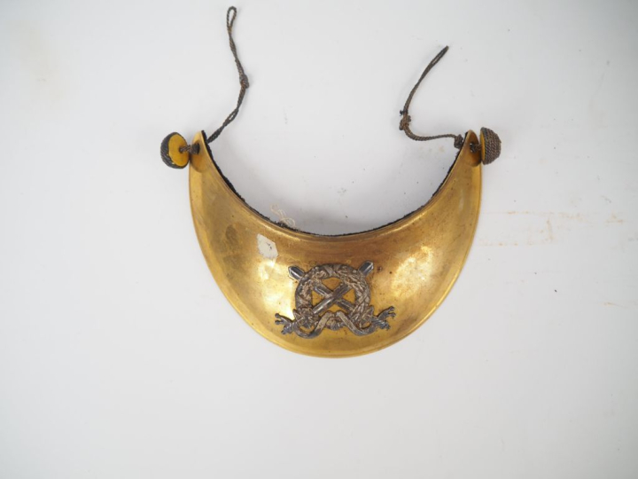 Ensemble de cuivreries comprenant :  -Deux plaques de sabretache de la