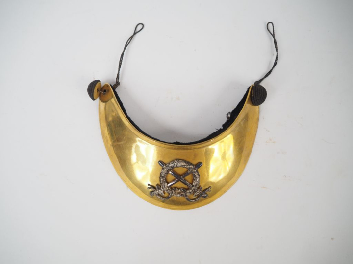 Ensemble de cuivreries comprenant :  -Deux plaques de sabretache de la