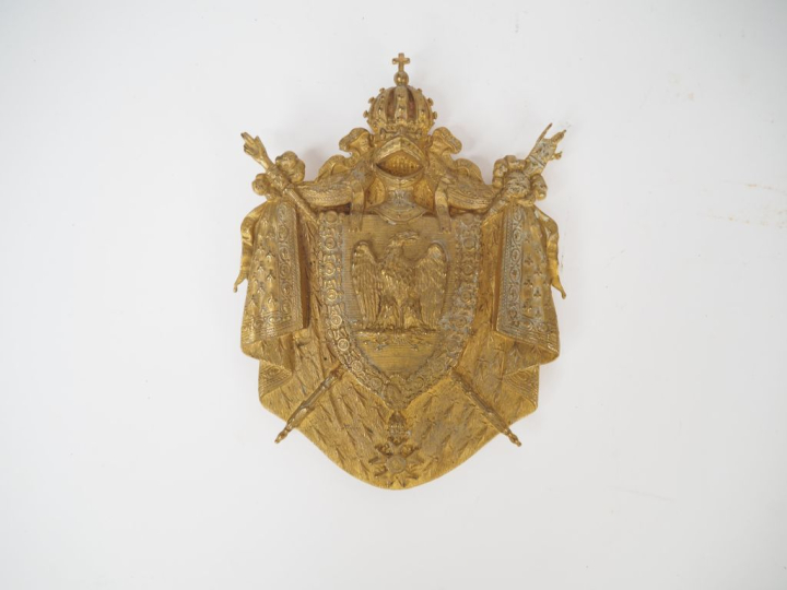 Ensemble de cuivreries comprenant :  -Deux plaques de sabretache de la