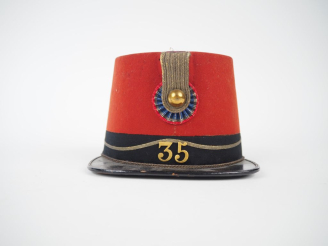 Vente aux enchères Shako de sous-lieutenant du 35e de ligne modèle 1868.  Fut recouvert d