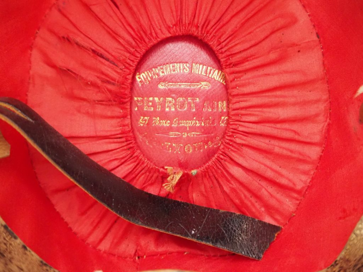 Shako de sous-lieutenant du 35e de ligne modèle 1868.  Fut recouvert d