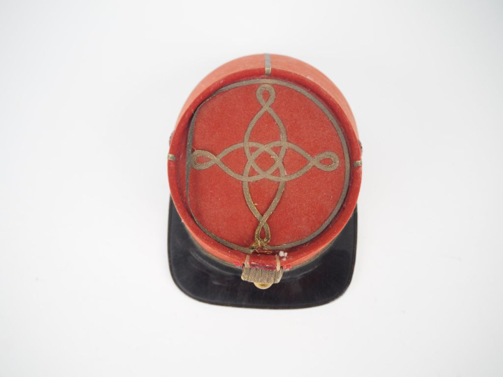 Shako de sous-lieutenant du 35e de ligne modèle 1868.  Fut recouvert d